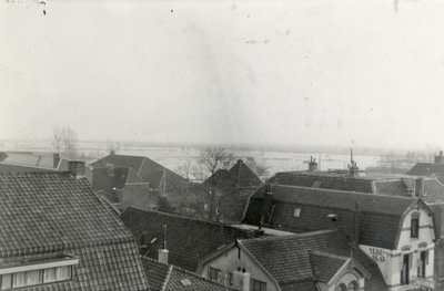 14794 Panorama van de bebouwing aan de Kerkewijk te Veenendaal; met op de achtergrond de inundaties van de Grebbelinie ...